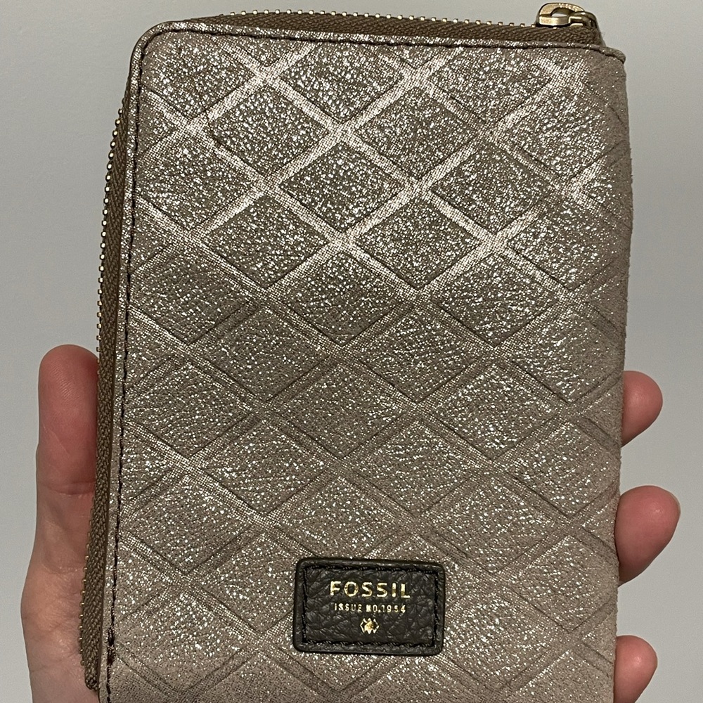 Brand New FOSSIL Sophia Metallic Passport Case